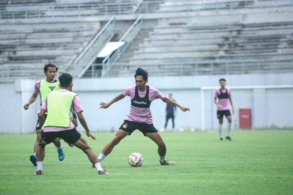 Here are some alternative titles for "Persik Incar Hasil Maksimal dari Lima Laga Terakhir":

1. "Persik Targetkan Performa Gemilang di Lima Pertandingan Terakhir"
2. "Persik Berusaha Raih Hasil Optimal di Lima Laga Penutup"
3. "Persik Fokus pada Hasil Maksimal dalam Lima Pertandingan Final"
4. "Lima Laga Terakhir: Persik Sasar Hasil Terbaik"
5. "Persik: Mengincar Poin Penuh dalam Lima Pertandingan Akhir"
6. "Ambisi Persik: Optimalisasi Hasil di Lima Laga Terakhir"
7. "Lima Pertandingan Krusial: Persik Targetkan Hasil Sempurna"
8. "Persik Bertekad Raih Kesuksesan di Lima Pertandingan Terakhir"

Feel free to choose or modify any of these options!