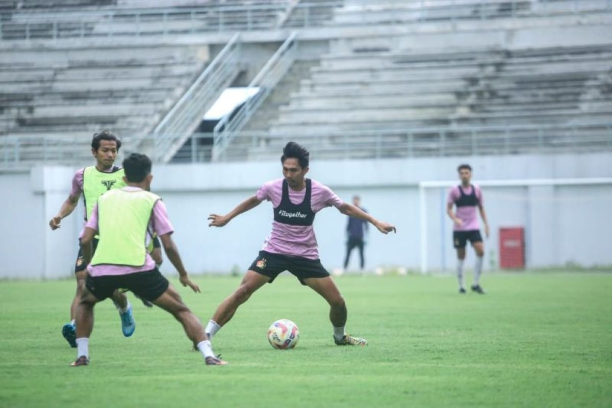 Here are some alternative titles for "Persik Incar Hasil Maksimal dari Lima Laga Terakhir":

1. "Persik Targetkan Performa Gemilang di Lima Pertandingan Terakhir"
2. "Persik Berusaha Raih Hasil Optimal di Lima Laga Penutup"
3. "Persik Fokus pada Hasil Maksimal dalam Lima Pertandingan Final"
4. "Lima Laga Terakhir: Persik Sasar Hasil Terbaik"
5. "Persik: Mengincar Poin Penuh dalam Lima Pertandingan Akhir"
6. "Ambisi Persik: Optimalisasi Hasil di Lima Laga Terakhir"
7. "Lima Pertandingan Krusial: Persik Targetkan Hasil Sempurna"
8. "Persik Bertekad Raih Kesuksesan di Lima Pertandingan Terakhir"

Feel free to choose or modify any of these options!