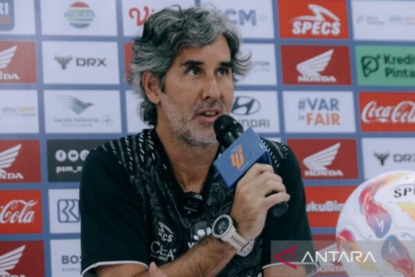 Here are some alternative titles for "Tinggalkan Bali United, Teco Cugurra tetap berkarier di Indonesia":

1. "Setelah Meninggalkan Bali United, Teco Cugurra Lanjutkan Karier di Indonesia"
2. "Teco Cugurra: Pindah dari Bali United tetapi Tetap Berkontribusi di Indonesia"
3. "Teco Cugurra Hengkang dari Bali United, Terus Berkarya di Tanah Air"
4. "Meski Tinggalkan Bali United, Teco Cugurra Masih Berkiprah di Indonesia"
5. "Teco Cugurra Mundur dari Bali United dan Melanjutkan Perjalanan di Indonesia"
6. "Bali United Tinggal Kenangan, Teco Cugurra Siap Menjejakkan Kaki di Klub Indonesia Lain"
7. "Teco Cugurra Berpindah dari Bali United, Komitmen Terhadap Sepak Bola Indonesia Tetap Kuat" 

Feel free to mix and match phrases to create a title that best fits your needs!