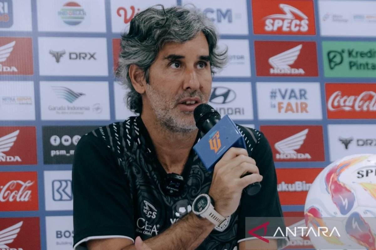 Here are some alternative titles for "Tinggalkan Bali United, Teco Cugurra tetap berkarier di Indonesia":

1. "Setelah Meninggalkan Bali United, Teco Cugurra Lanjutkan Karier di Indonesia"
2. "Teco Cugurra: Pindah dari Bali United tetapi Tetap Berkontribusi di Indonesia"
3. "Teco Cugurra Hengkang dari Bali United, Terus Berkarya di Tanah Air"
4. "Meski Tinggalkan Bali United, Teco Cugurra Masih Berkiprah di Indonesia"
5. "Teco Cugurra Mundur dari Bali United dan Melanjutkan Perjalanan di Indonesia"
6. "Bali United Tinggal Kenangan, Teco Cugurra Siap Menjejakkan Kaki di Klub Indonesia Lain"
7. "Teco Cugurra Berpindah dari Bali United, Komitmen Terhadap Sepak Bola Indonesia Tetap Kuat" 

Feel free to mix and match phrases to create a title that best fits your needs!