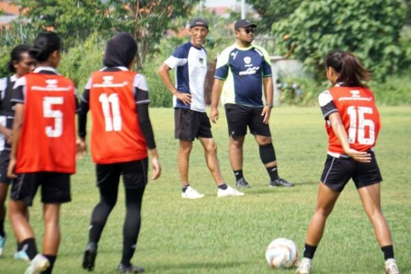 Berikut beberapa alternatif judul untuk artikel mengenai Arya Sinulingga yang mengungkap alasan PSSI tidak melakukan naturalisasi Djenna de Jong:

1. "Arya Sinulingga: Mengapa PSSI Menolak Naturalisasi Djenna de Jong"
2. "Alasan PSSI Tidak Menaturalisasi Djenna de Jong Menurut Arya Sinulingga"
3. "Arya Sinulingga Jelaskan Keputusan PSSI Terkait Djenna de Jong"
4. "PSSI dan Djenna de Jong: Penjelasan Arya Sinulingga mengenai Naturalisasi"
5. "Di Balik Keputusan PSSI: Arya Sinulingga Utarakan Alasan Tanpa Naturalisasi Djenna de Jong"

Silakan pilih salah satu atau modifikasi lebih lanjut sesuai kebutuhan Anda!