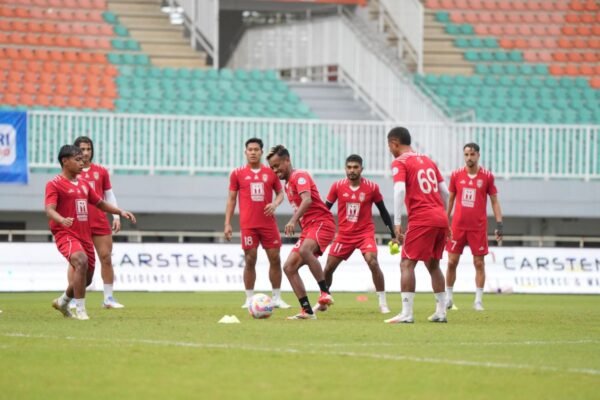 Sure! Here are a few alternative titles:

1. "Tahar: Pertahanan Malut United Siap Hadapi Dewa United"
2. "Tahar: Malut United Bersiap Menyambut Dewa United"
3. "Tahar: Pertahanan Malut United Tangguh Hadapi Dewa United"
4. "Tahar: Malut United Siap Berjuang Melawan Dewa United"
5. "Tahar: Pertahanan Malut United Siaga untuk Pertandingan Melawan Dewa United"

Feel free to choose any of these or let me know if you'd like more options!