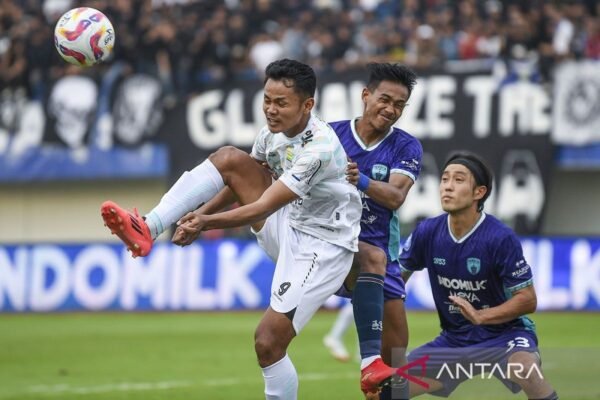 Berikut adalah beberapa alternatif judul untuk "Persita Imbangi Persib dalam Drama Empat Gol":

1. "Drama Gol: Persita Setara dengan Persib"
2. "Pertandingan Seru: Persita dan Persib Berakhir Imbang"
3. "Empat Gol Menegangkan: Persita Tahan Imbang Persib"
4. "Hasil Imbang: Pertarungan Dramatis Antara Persita dan Persib"
5. "Empat Gol, Satu Skor: Persita dan Persib Berbagi Poin"

Silakan pilih yang paling sesuai atau gunakan sebagai inspirasi!
