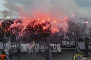 Suara dan Petasan: Laga Persita vs Persib Terhenti Sebentar