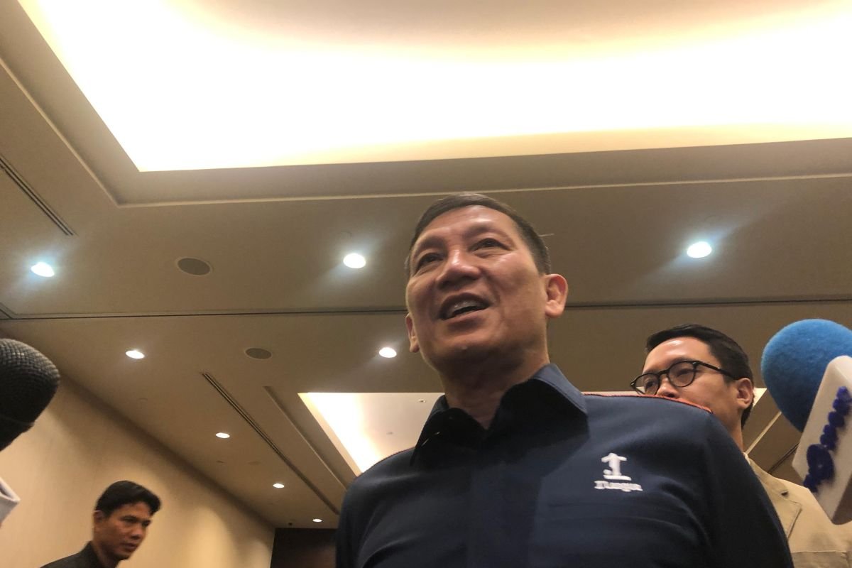 Berikut adalah beberapa alternatif judul untuk "Alasan FIFA Belum Beri Izin Kehadiran Suporter Away di Super League":

1. "Mengapa FIFA Belum Mengizinkan Suporter Tandang di Super League?"
2. "FIFA Belum Beri Lampu Hijau untuk Suporter Away di Super League: Apa Sebabnya?"
3. "Alasan di Balik Ketidakizinan FIFA Terhadap Suporter Tandang di Super League"
4. "FIFA dan Keputusan Belum Mengizinkan Suporter Away di Super League"
5. "Mengupas Alasan FIFA Menunda Kehadiran Suporter Tandang di Super League"
6. "FIFA: Masih Belum Ada Izin untuk Suporter Away di Super League, Kenapa?"
7. "Pertimbangan FIFA soal Larangan Suporter Tandang di Super League"
8. "FIFA Menahan Persetujuan Suporter Away di Super League: Ini Alasannya" 

Silakan pilih atau modifikasi sesuai kebutuhan!
