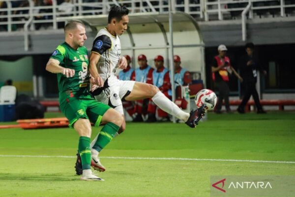 Here are some alternative titles for "Jadwal Super League pekan ke-10: Madura vs Persija, Persib vs Persis":

1. "Super League Matchday 10: Madura Clash with Persija, Persib Faces Persis"
2. "Week 10 Super League Fixtures: Madura Takes on Persija, Persib Challenges Persis"
3. "Super League Week 10 Schedule: Madura vs. Persija and Persib vs. Persis"
4. "Exciting Matches Ahead: Super League Week 10 - Madura vs Persija, Persib vs Persis"
5. "Super League Round 10: Key Matches - Madura Battles Persija, Persib vs. Persis Showdown"
6. "Super League Week 10 Preview: Madura Goes Head-to-Head with Persija, Persib vs. Persis"
7. "Week 10 of Super League: Spotlight on Madura vs Persija and Persib vs Persis"

Feel free to let me know if you need more options!