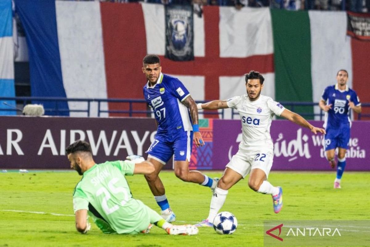 Sure! Here are some alternative title suggestions for "Berguinho Siap Berkontribusi Ketika Hadapi Selangor":

1. "Berguinho Siap Menjadi Kunci Saat Melawan Selangor"
2. "Berguinho Siap Tampil Gemilang Lawan Selangor"
3. "Berguinho Bersiap Memberikan Performa Terbaik di Pertandingan Melawan Selangor"
4. "Berguinho: Siap Menunjukkan Kemampuannya Saat Hadapi Selangor"
5. "Berguinho Siap Beraksi untuk Tim Menghadapi Selangor"
6. "Berguinho Bersiap Berkontribusi Dalam Duel Melawan Selangor"
7. "Kesiapan Berguinho Menjelang Pertandingan Melawan Selangor"
8. "Berguinho Optimis Berikan Dampak Positif Saat Hadapi Selangor"

Feel free to mix and match or modify these suggestions further!