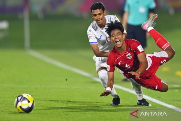 Here are some alternate title suggestions for "Evandra Florasta: Pengetahuan terbaik datang dari pengalaman":

1. "Evandra Florasta: Kebijaksanaan Melalui Pengalaman"
2. "Evandra Florasta: Belajar dari Pengalaman Hidup"
3. "Evandra Florasta: Pengalaman Adalah Guru Terbaik"
4. "Evandra Florasta: Kekuatan Pengetahuan Berasal dari Pengalaman"
5. "Evandra Florasta: Menggali Pengetahuan Melalui Pengalaman"
6. "Evandra Florasta: Pencerahan Melalui Perjalanan"
7. "Evandra Florasta: Pengetahuan yang Terbentuk dari Pengalaman"
8. "Evandra Florasta: Menemukan Kebijaksanaan dalam Setiap Langkah"
9. "Evandra Florasta: Pengalaman sebagai Sumber Pengetahuan"
10. "Evandra Florasta: Membangun Pengetahuan Melalui Pelajaran Hidup"

Feel free to mix and match or modify any of these suggestions to better suit your needs!