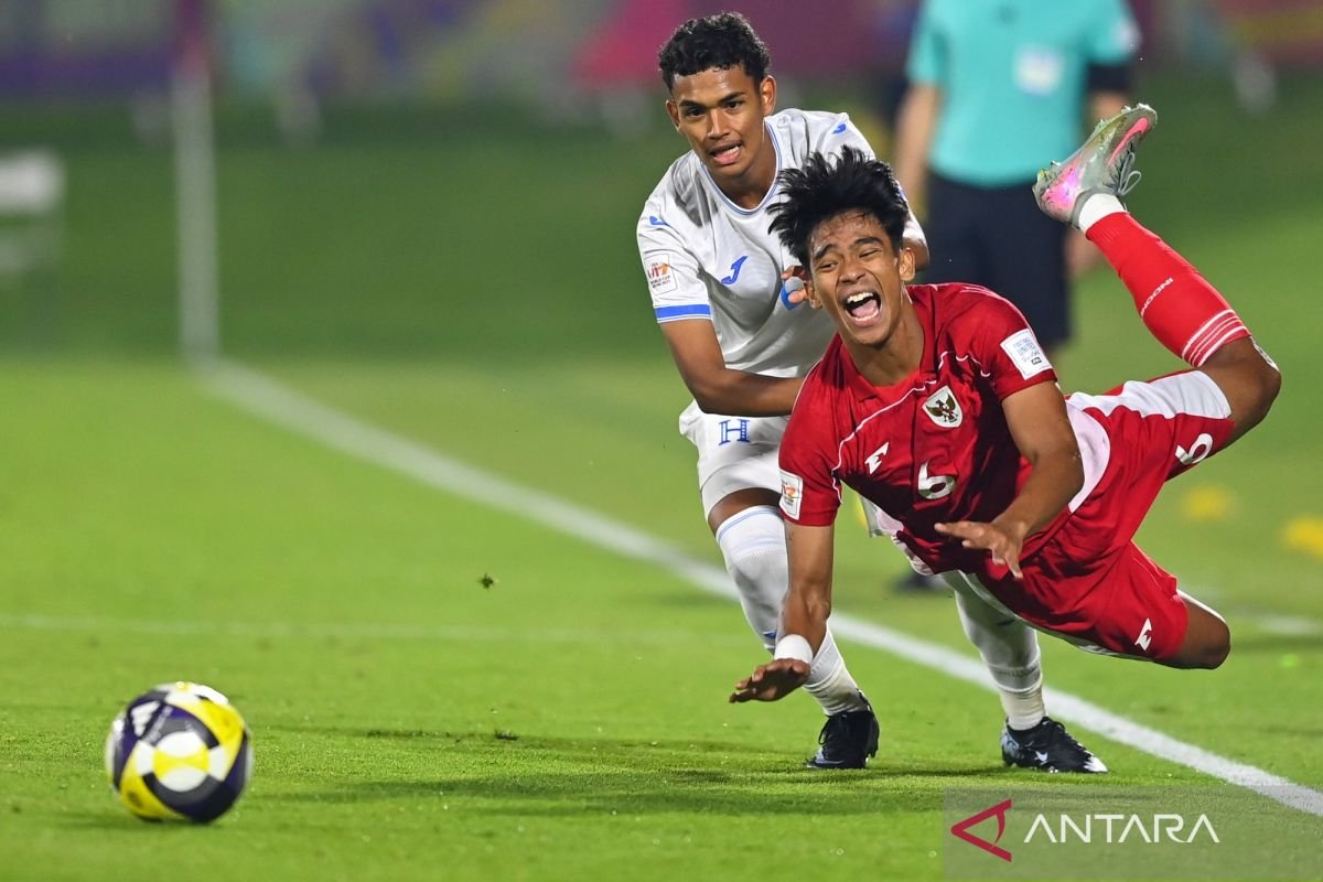 Here are some alternate title suggestions for "Evandra Florasta: Pengetahuan terbaik datang dari pengalaman":

1. "Evandra Florasta: Kebijaksanaan Melalui Pengalaman"
2. "Evandra Florasta: Belajar dari Pengalaman Hidup"
3. "Evandra Florasta: Pengalaman Adalah Guru Terbaik"
4. "Evandra Florasta: Kekuatan Pengetahuan Berasal dari Pengalaman"
5. "Evandra Florasta: Menggali Pengetahuan Melalui Pengalaman"
6. "Evandra Florasta: Pencerahan Melalui Perjalanan"
7. "Evandra Florasta: Pengetahuan yang Terbentuk dari Pengalaman"
8. "Evandra Florasta: Menemukan Kebijaksanaan dalam Setiap Langkah"
9. "Evandra Florasta: Pengalaman sebagai Sumber Pengetahuan"
10. "Evandra Florasta: Membangun Pengetahuan Melalui Pelajaran Hidup"

Feel free to mix and match or modify any of these suggestions to better suit your needs!